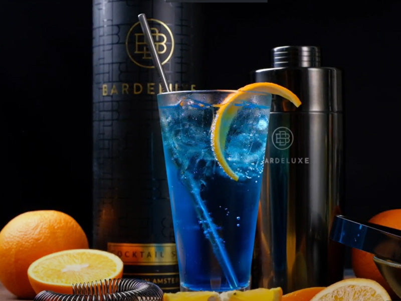 Close-up view of the Cocktail Blue Lagoon in front of the black Bar Deluxe Cocktail-Set