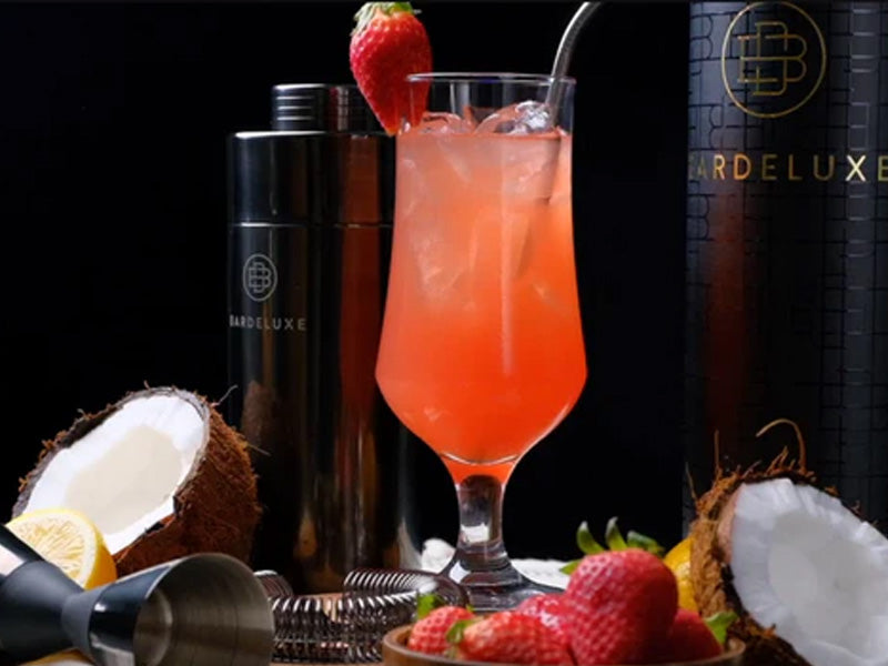 Close-up view of the Cocktail Erdbeer Colada in front of the black Bar Deluxe Cocktail-Set