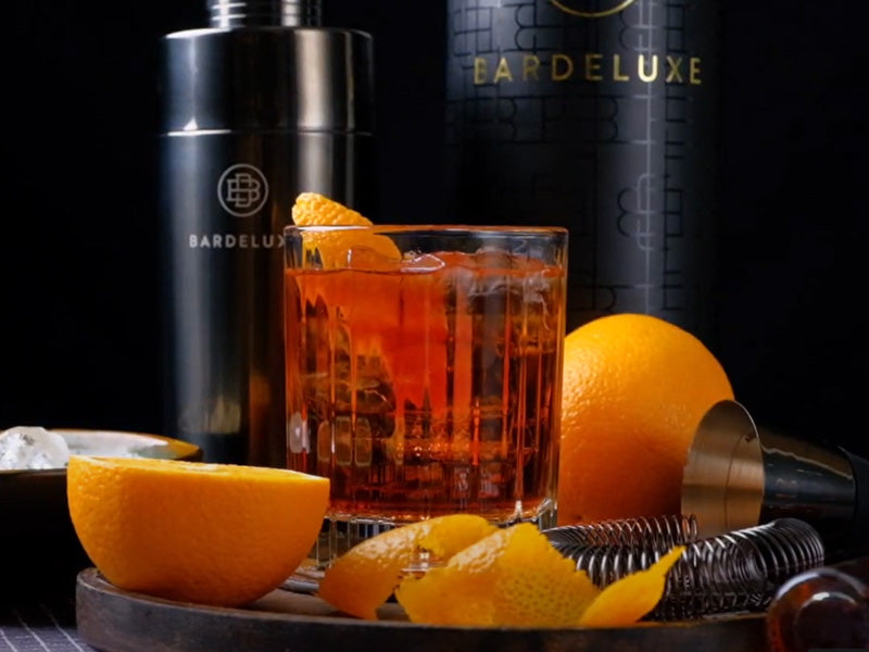 Close-up view of the Cocktail Old Fashioned in front of the black Bar Deluxe Cocktail-Set